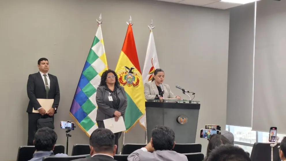 La ministra de Salud y la vocera del presidente durante el anuncio. Foto: Visión 360