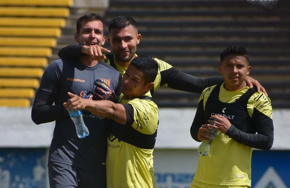 Rodrigo Banegas (izq.) y John García (der.) junto a Pedraza y Roca. Foto: club The Strongest
