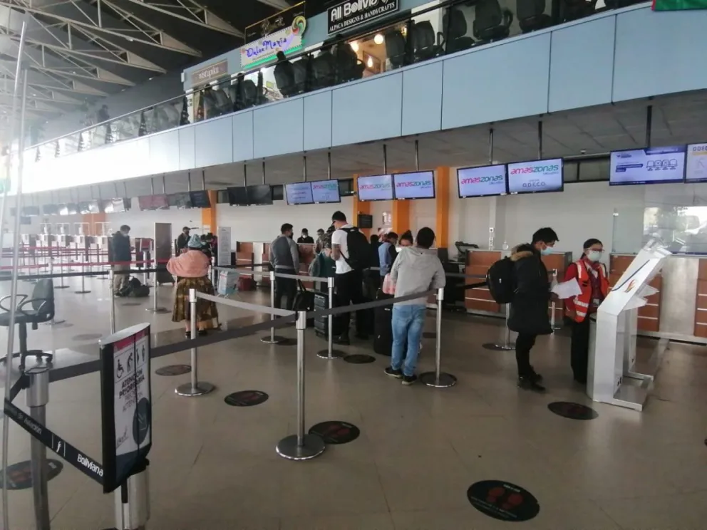 Atención de pasajeros en el Aeropuerto Internacional de El Alto. Foto: MOPSV