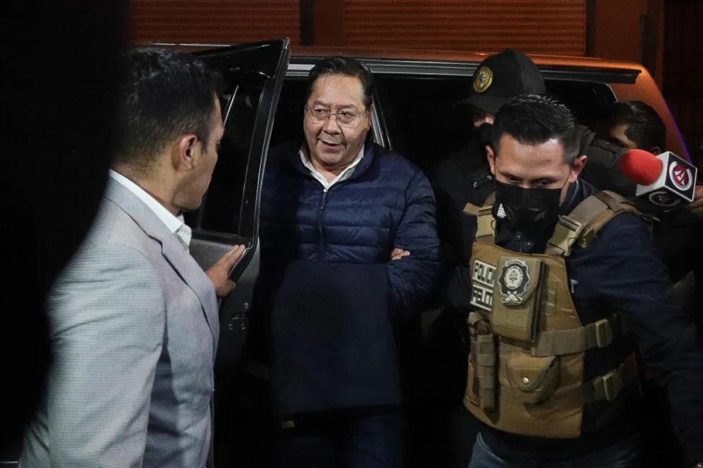 El expresidente de Bolívia Luis Arce (c) llega a la cárcel de San Pedro este viernes, en La Paz (Bolivia). Foto: EFE