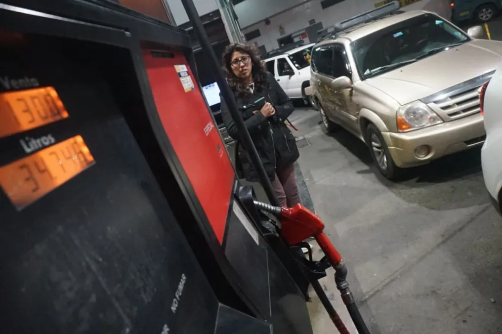 Personas buscan gasolina la noche del miércoles, cuando se lanzó la medida. Foto: APG