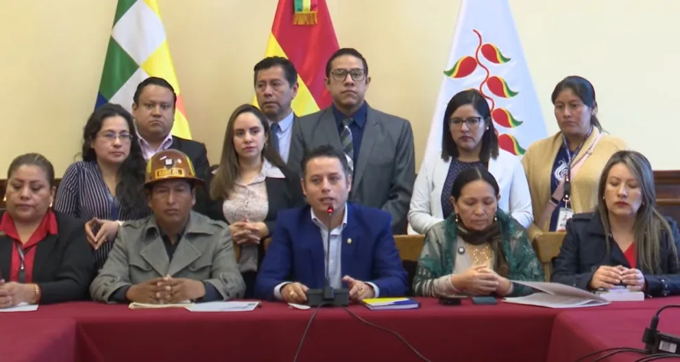 Lara junto a los jefes de bancada del legislativo. Foto: Captura de video 