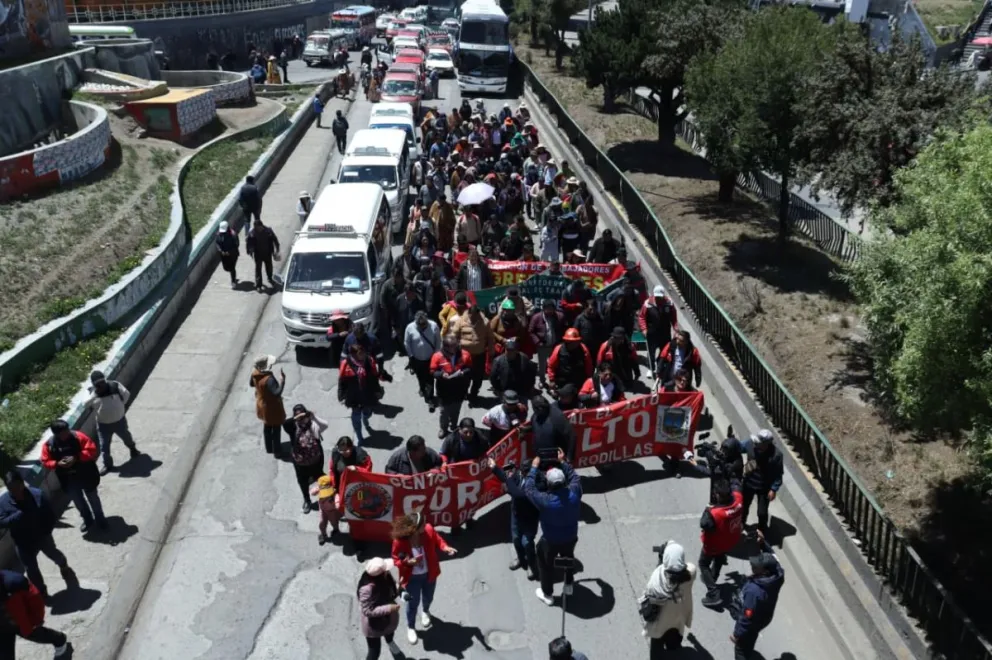 La marcha de la COR de El Alto este jueves en la Ceja. Foto: APG
