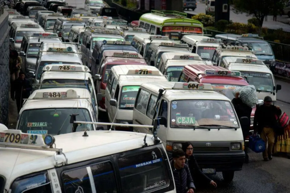 Minibuses del transporte público en La Paz en una imagen de archivo.