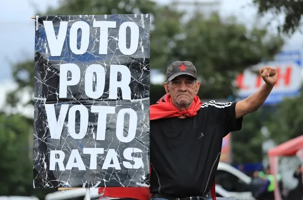 Un simpatizante del Partido Libertad y Refundación (Libre) protesta frente al Instituto Nacional de Formación Profesional (Infop). Foto: EFE