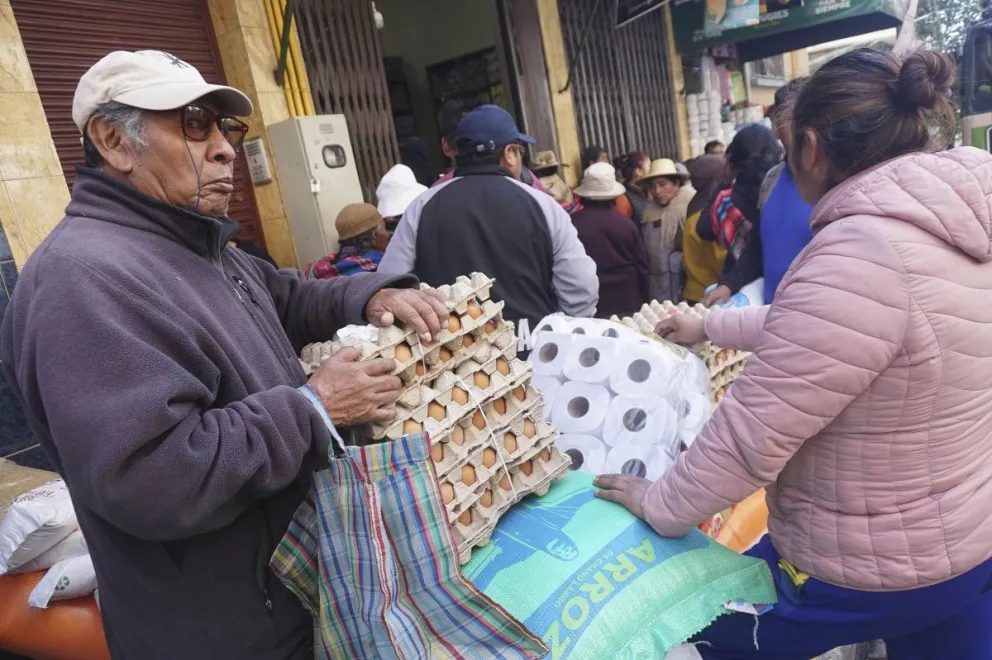 Compradores acumulando productos. FOTO: APG