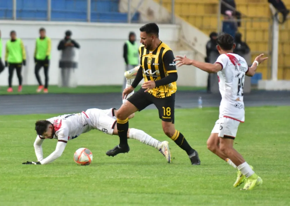Chávez (de amarillo), del Tigre, hace caer a Azogue. Foto: APG.
