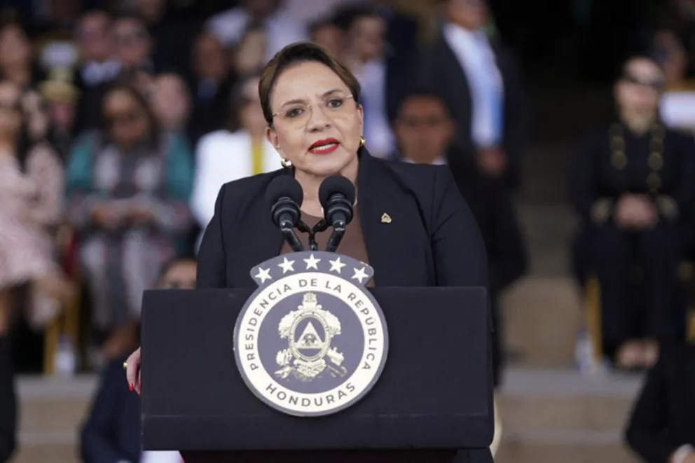 La presidenta de Honduras, Xiomara Castro, habla en la ceremonia de traspaso de mando de las Fuerzas Armadas de Honduras este 18 de diciembre de 2025, en Tegucigalpa (Honduras). Foto: EFE