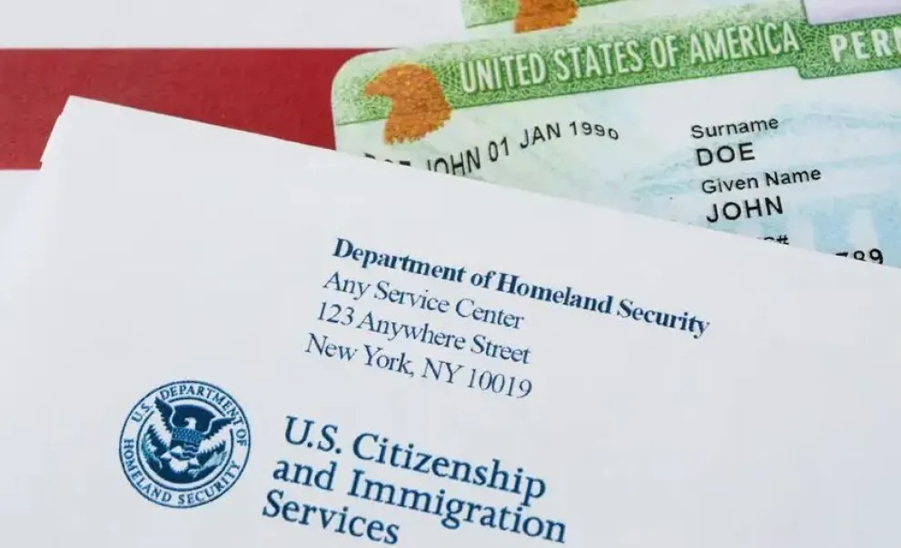 Una green card del sistema de lotería de visas. Foto: RRSS