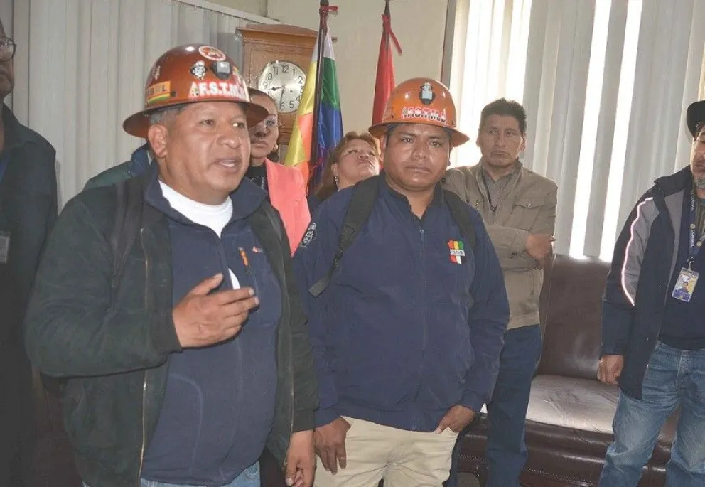 Representantes de la FSTMB, en una anterior reunión. Foto: Comibol