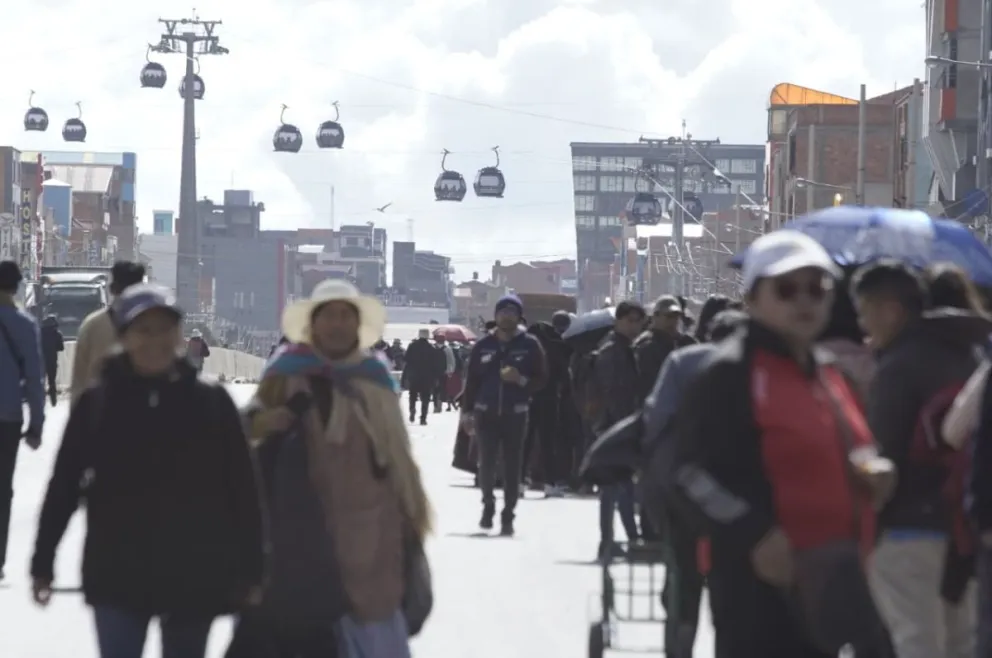El panorama en El Alto este viernes, sin transporte y con largas filas en el teleférico. Foto: APG