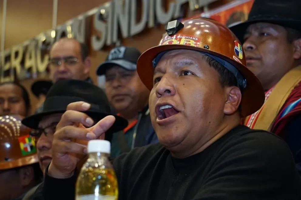 El secretario ejecutivo de la COB, Mario Argollo, durante el anuncio este viernes. Foto: APG