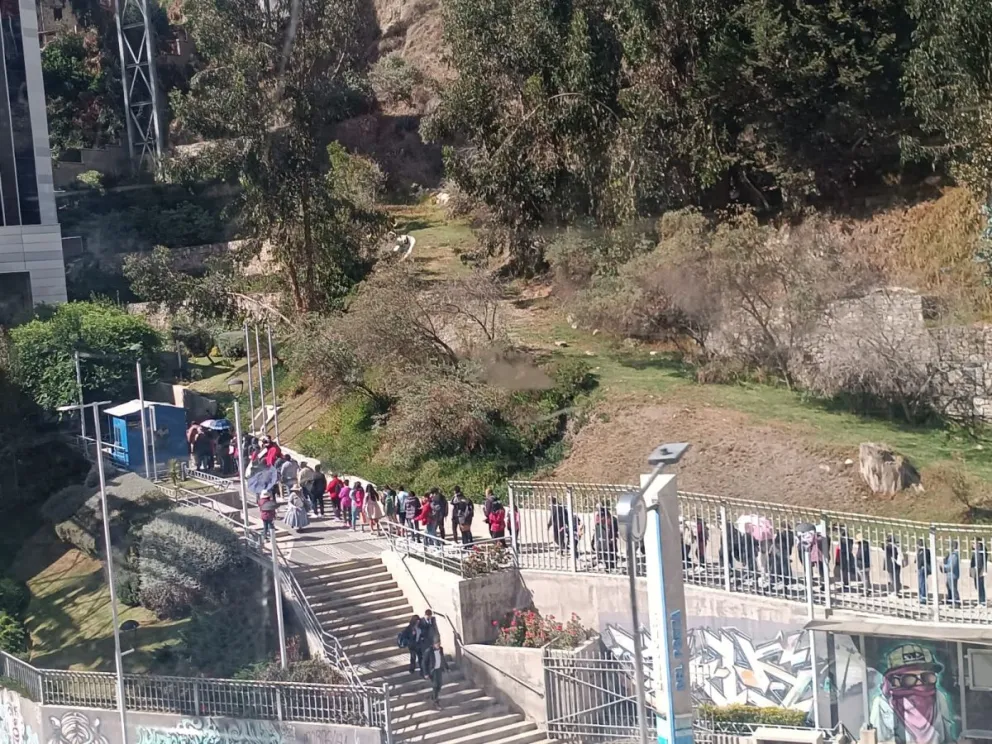 Filas en Mi Teleférico, para movilizarse en medio del paro. FOTO: Visión 360