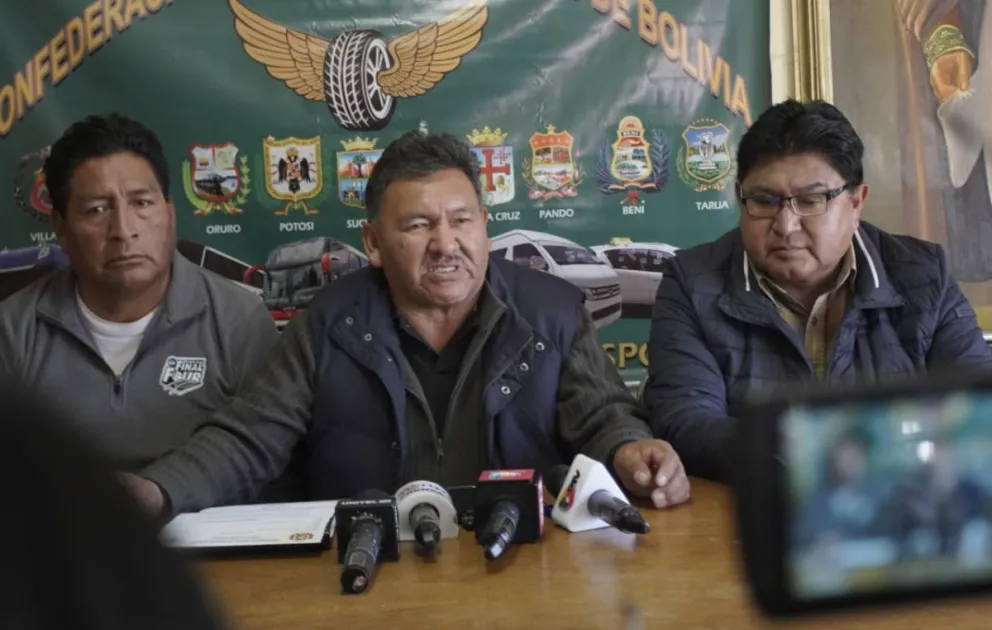 El secretario ejecutivo de la Confederación Sindical de Choferes de Bolivia, Víctor Tarqui, en conferencia de prensa. Foto: APG