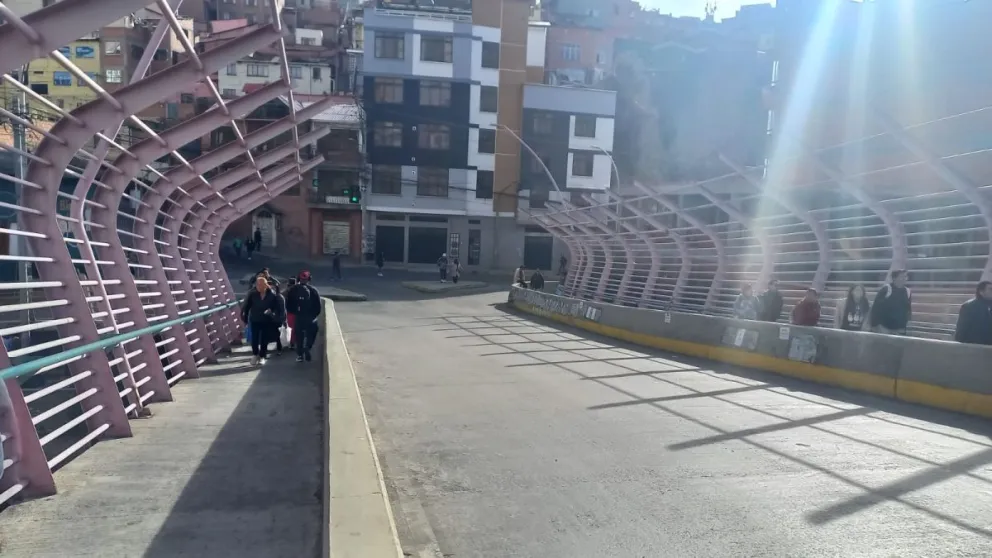 Ciudadanos se movilizan a pie durante el paro en La Paz. FOTO: Ariel Poma/Visión 360