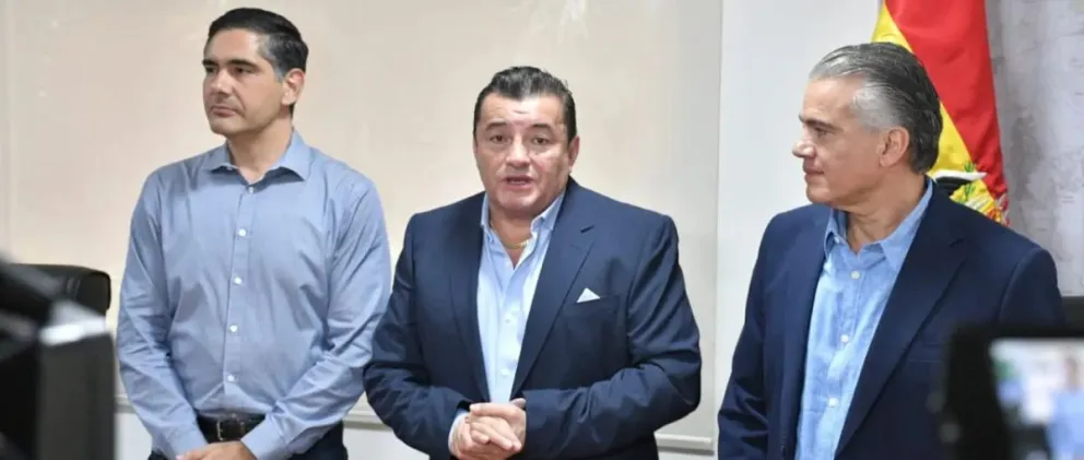 El ministro Oscar Mario Justiniano (izquierda), el alcalde Jhonny Fernández (centro) y el viceministro Ernesto Justiniano. Foto: Unitel 