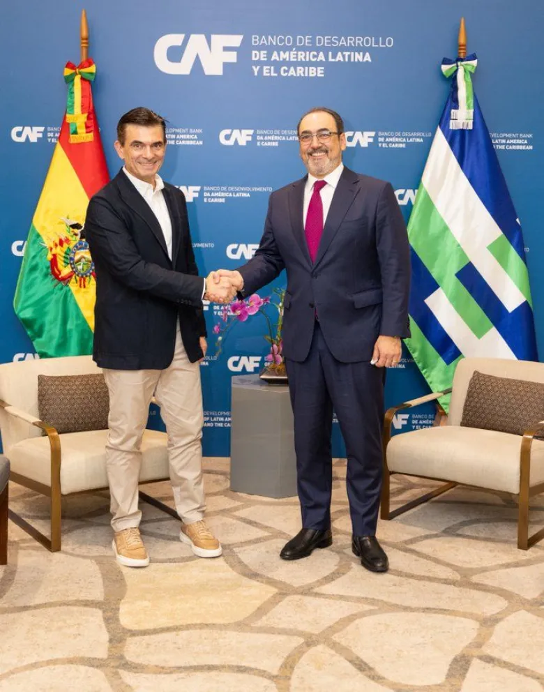 El presidente Rodrigo Paz junto al representante de la CAF. Foto: X CAF