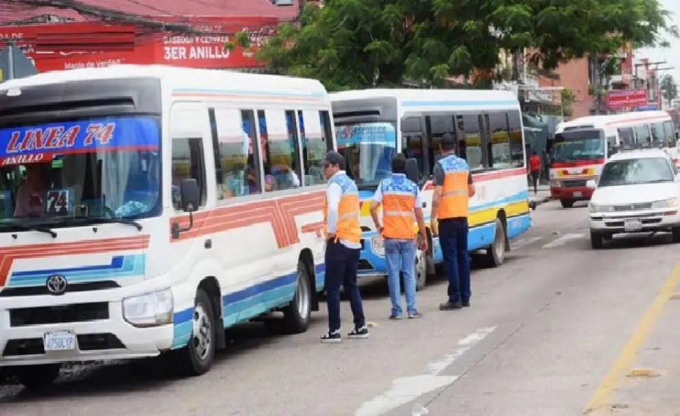 Vehículos de transporte cruceño. FOTO: Unitel