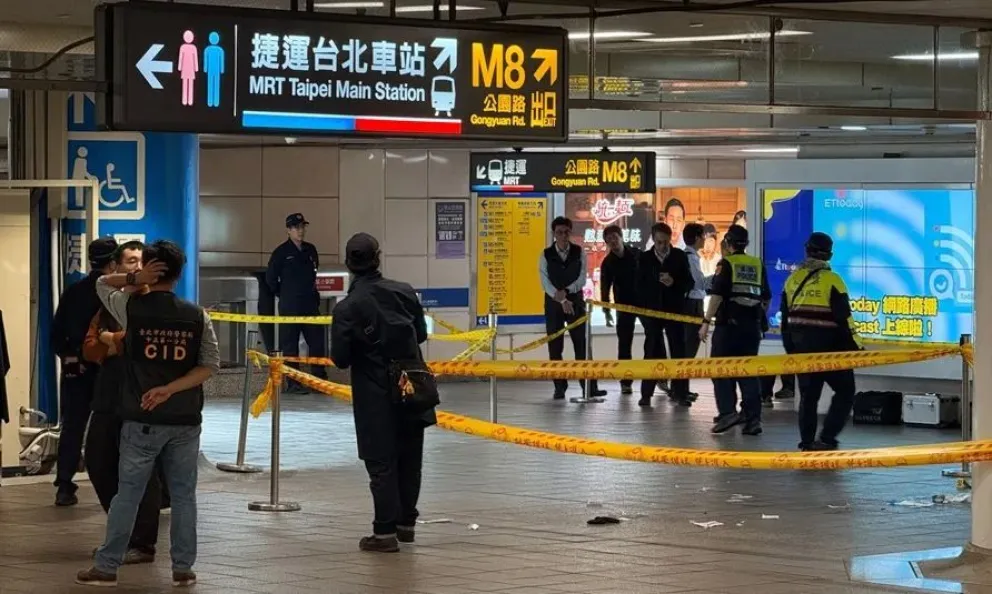 Investigadores inspeccionan las instalaciones tras la explosión de varias granadas de humo. Foto: EFE