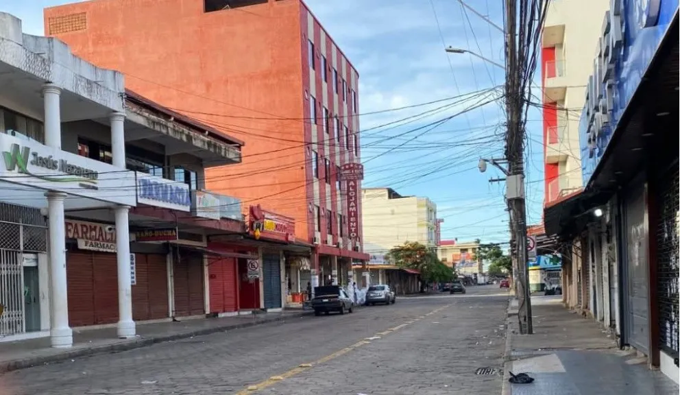 Una calle vacía en Santa Cruz, este sábado. Foto: La Hora de la Verdad