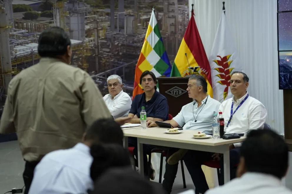 Las autoridades del Gobierno en la mesa de trabajo con los choferes. Fotos: Ministerio de Obras Públicas