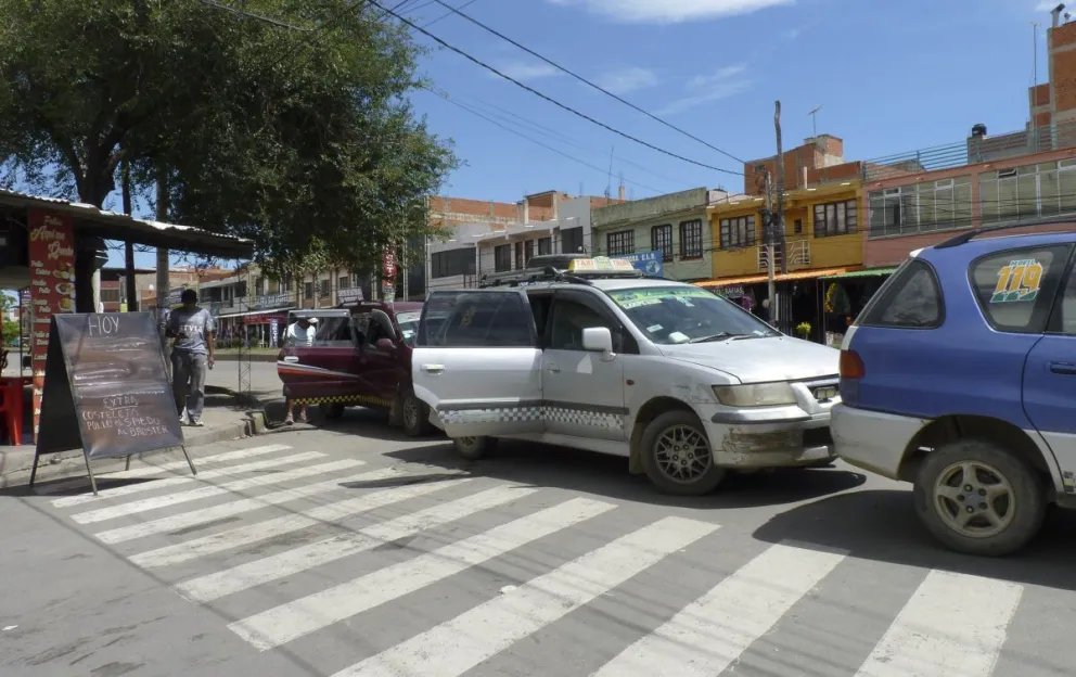 Transportistas bloquean en La Paz el viernes. Foto: APG