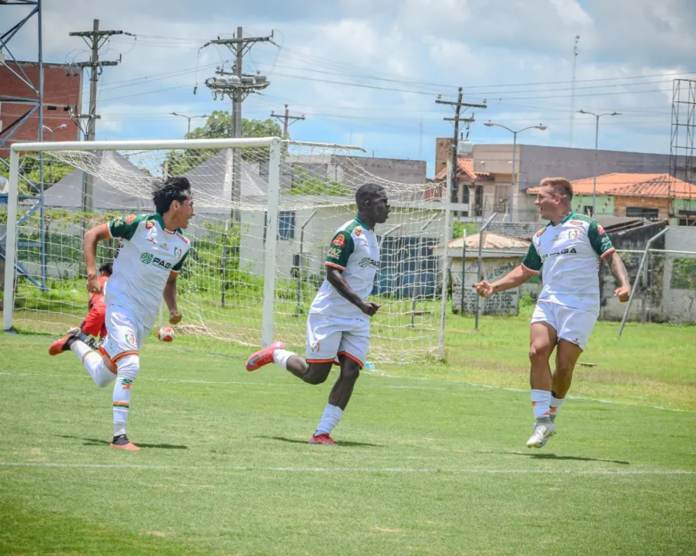 Jugadores del club cruceño celebran en un partido anterior de la Simón Bolívar. Foto: San Juan FC.