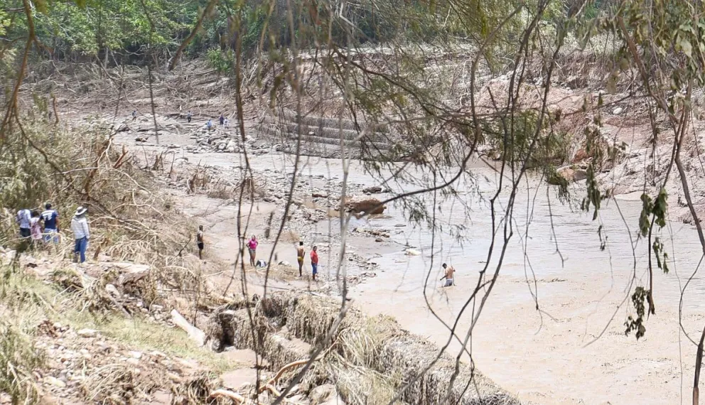 Vecinos observan la riada del 14 de diciembre. Foto: APG