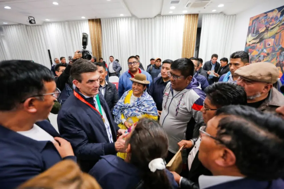 El presidente, Rodrigo Paz, tras la reunión con juntas vecinales. / Foto: Prensa Vocería.