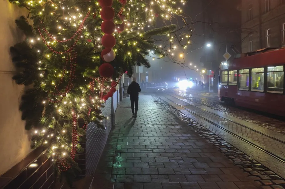 Decoraciones navideñas en las calles de Leópolis, en el oeste de Ucrania. Foto: EFE