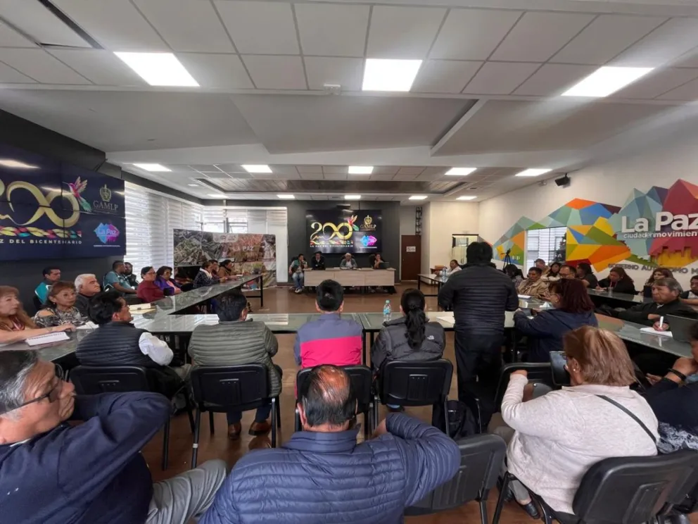 Arias se reune con dirigentes. FOTO: AMUN