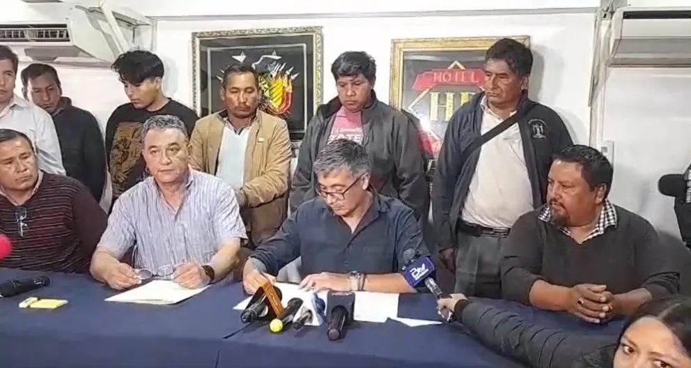 El Gobierno firmó un acuerdo con el sector del transporte en Cochabamba. Foto: Captura video. 