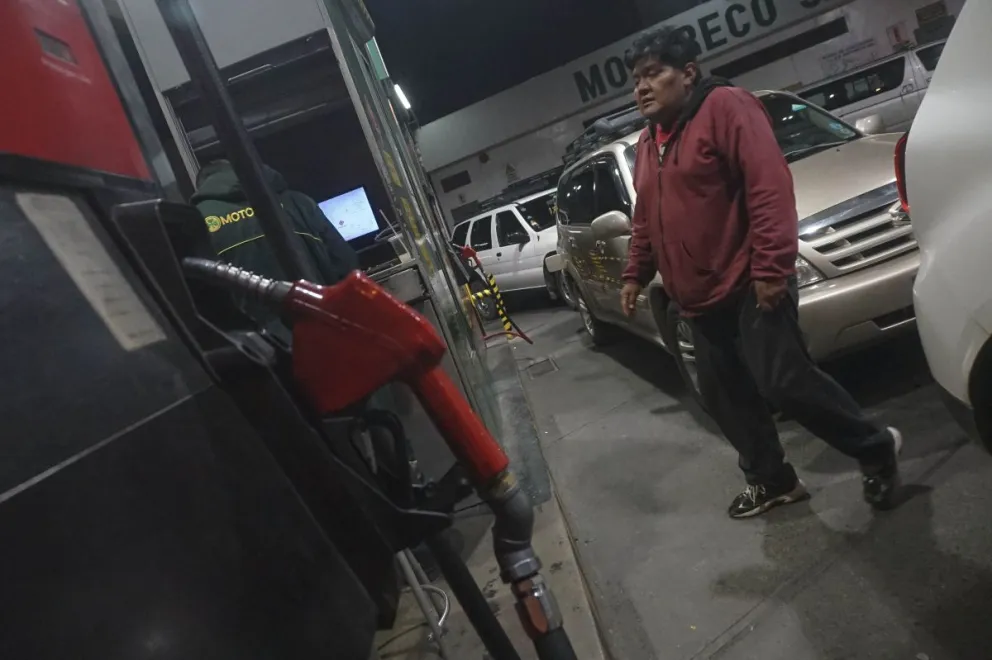 Conductores cargando combustible en La Paz. Foto: APG