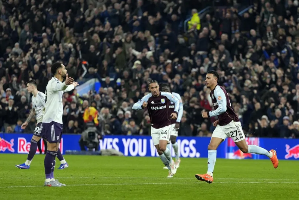 Rogers (der.), del Aston Villa, celebra su segundo gol al United. Foto: EFE.