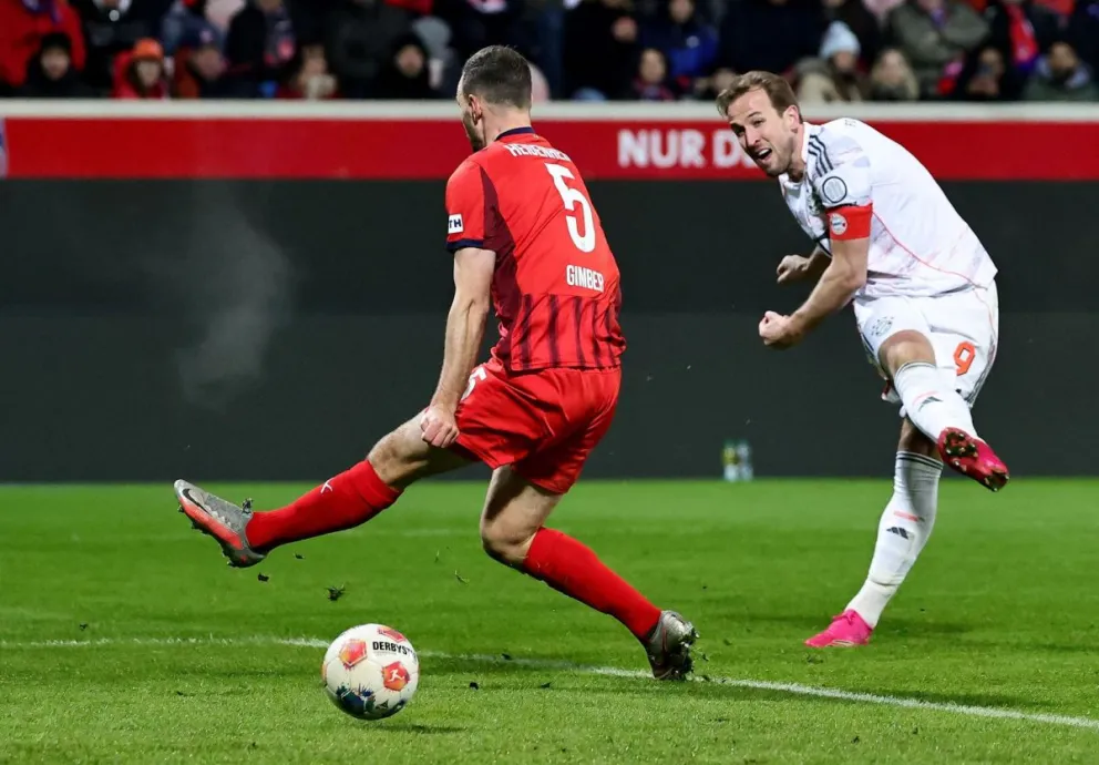 Harry Kane (de blanco), del Bayern, patea la pelota durante el cotejo. Foto: EFE.