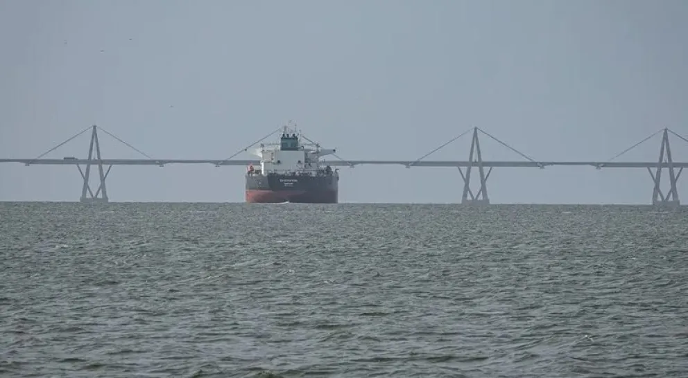 Un buque petrolero en el Lago de Maracaibo este sábado. Foto: EFE