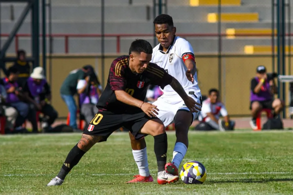 Diego Medina marca a un jugador peruano en el encuentro disputado en Chincha. Foto: FBF