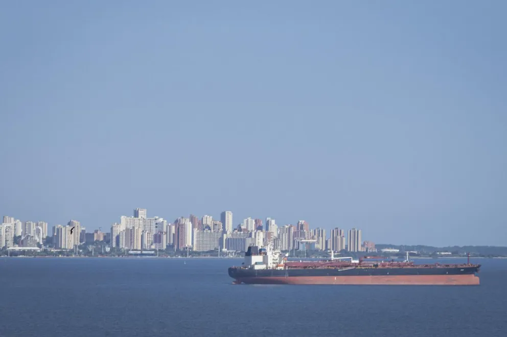 Una embarcación petrolera navega en el lago de Maracaibo el pasado jueves, en Cabimas. Foto: EFE