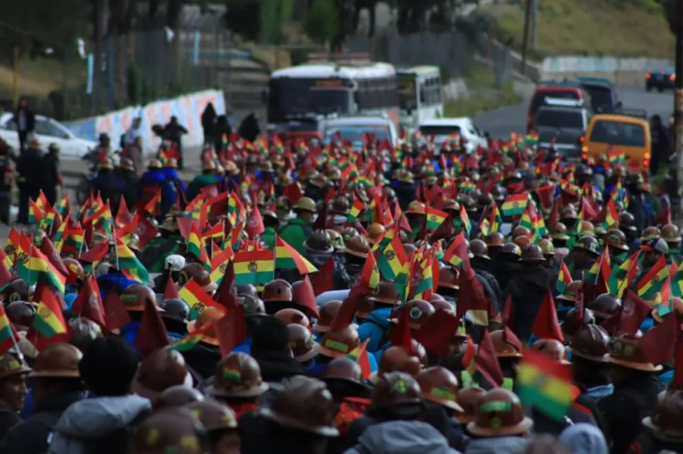 La marcha de mineros hacia La Paz, este lunes. Foto: APG 