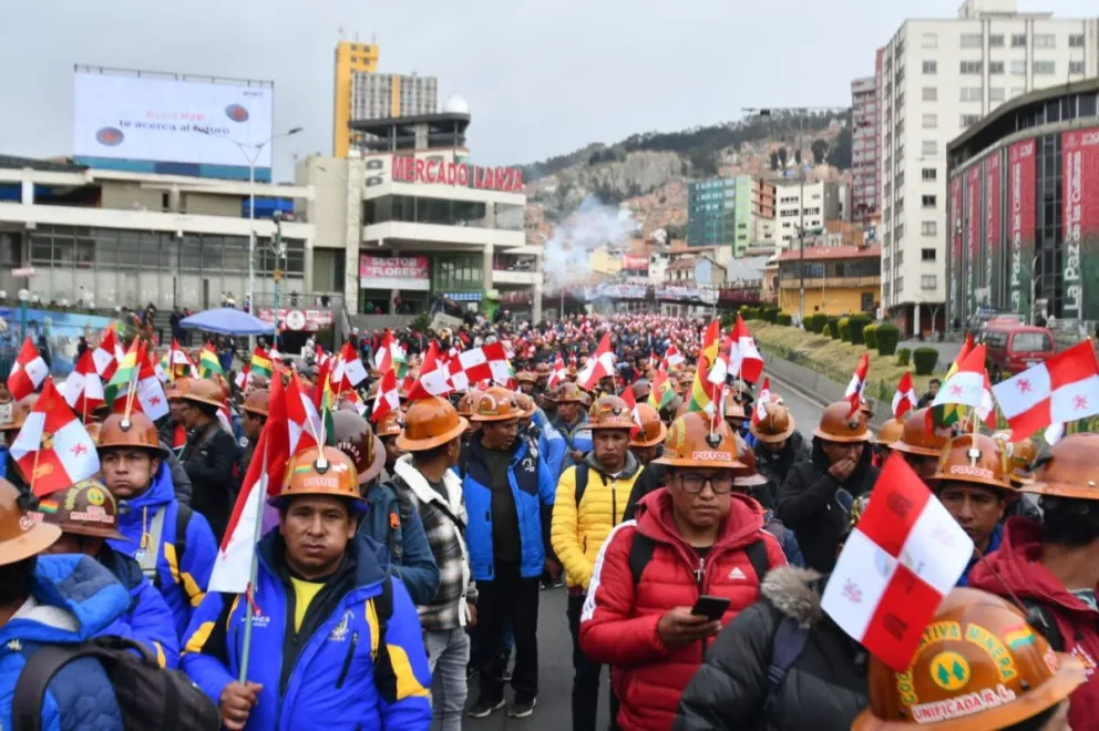 La marcha de los mineros este lunes en la Pérez Velasco. Foto: APG