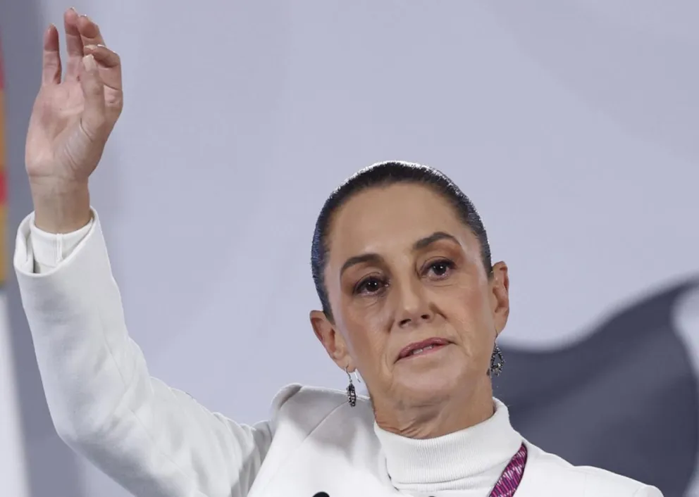 La presidenta de México Claudia Sheinbaum, habla durante una rueda de prensa este lunes en Palacio Nacional de la Ciudad de México (México). Foto: EFE