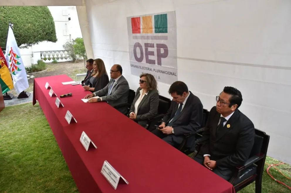 Los nuevos vocales del TSE, posesionados el pasado lunes. Foto: APG