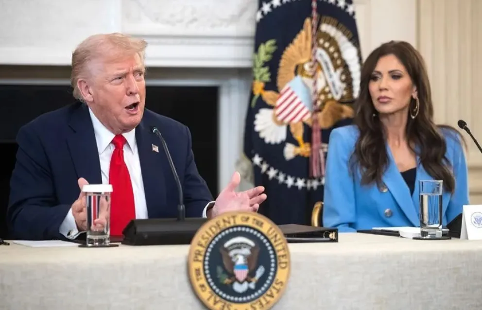 Donald Trump con la secretaria del Departamento de Seguridad, Kristi Noem. Foto: EFE