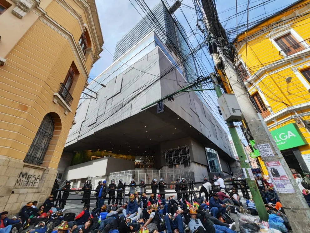 Mineros en el centro paceño. FOTO: APG