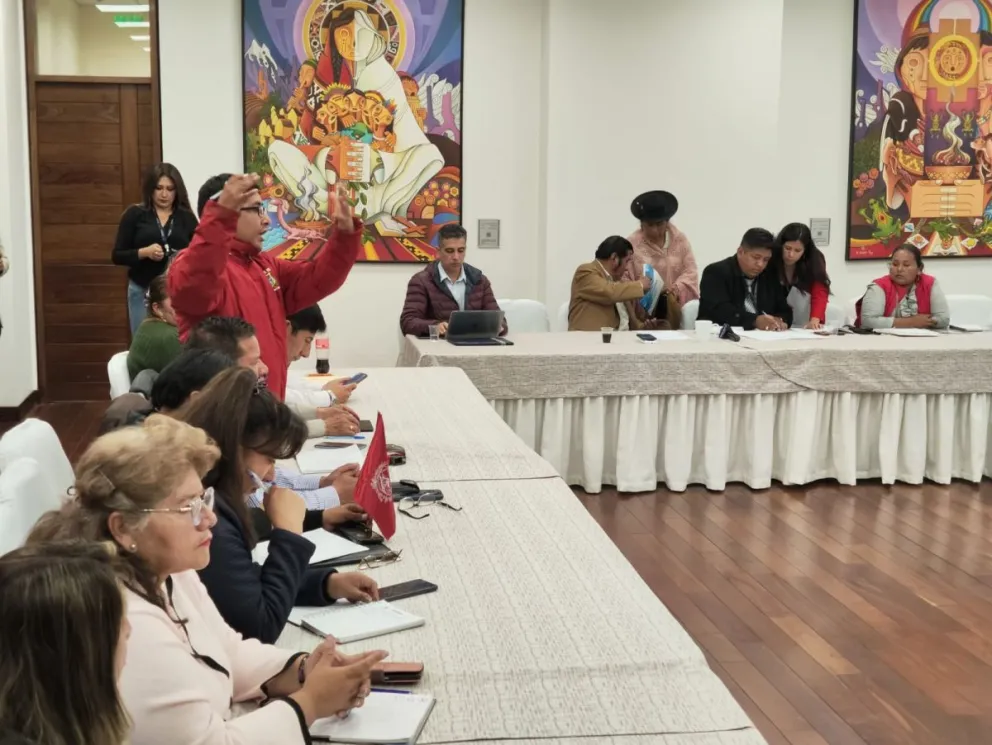 El viceministro Flores (al fondo) en reunión con dirigentes. FOTO: Paulo Lizárraga / Visión 360