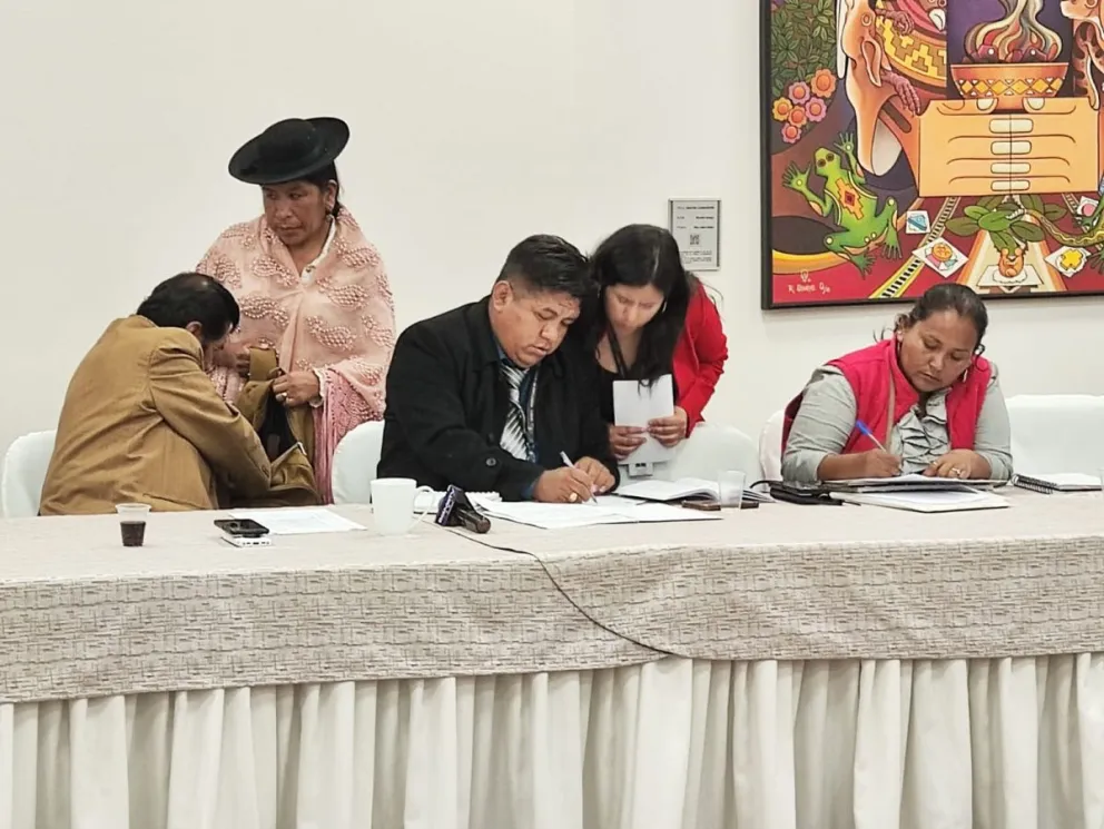 El viceministro Flores en reunión. FOTO: Paulo Lizárraga/Visión 360 