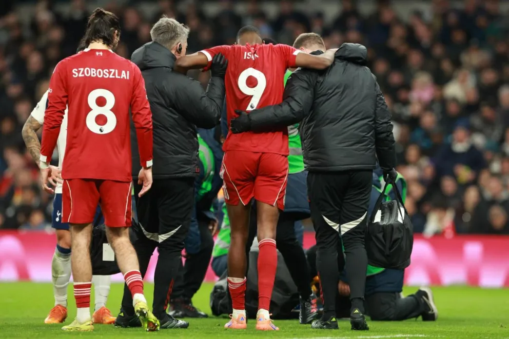 Isak (centro) se retira con ayuda del terreno de juego. Foto: EFE.