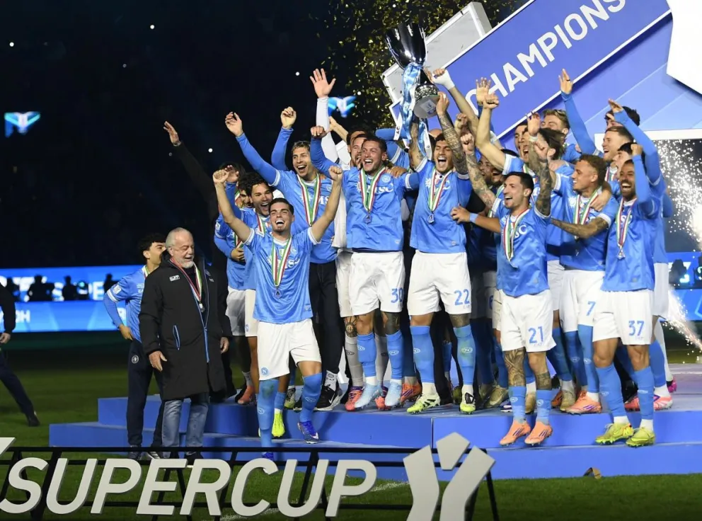 Jugadores del Nápoles festejan con su trofeo de campeón. Foto: EFE.