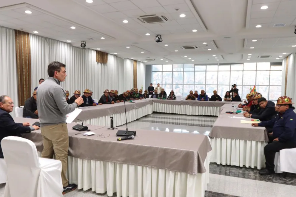 El presidente Rodrigo Paz, en una reunión con los cooperativistas mineros. Foto: Vocería presidencial
