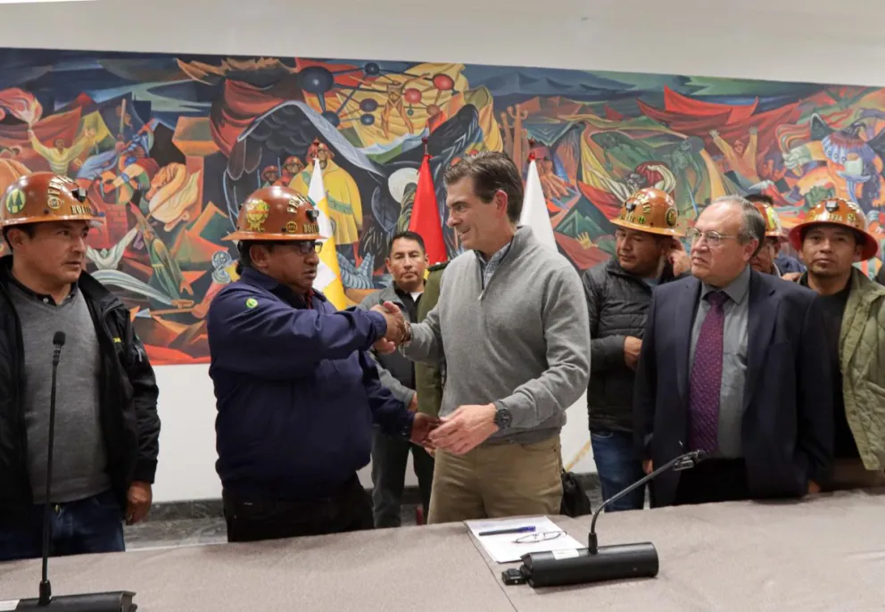 El presidente Rodrigo Paz junto con los cooperativistas mineros. Foto: Vocería Presidencial